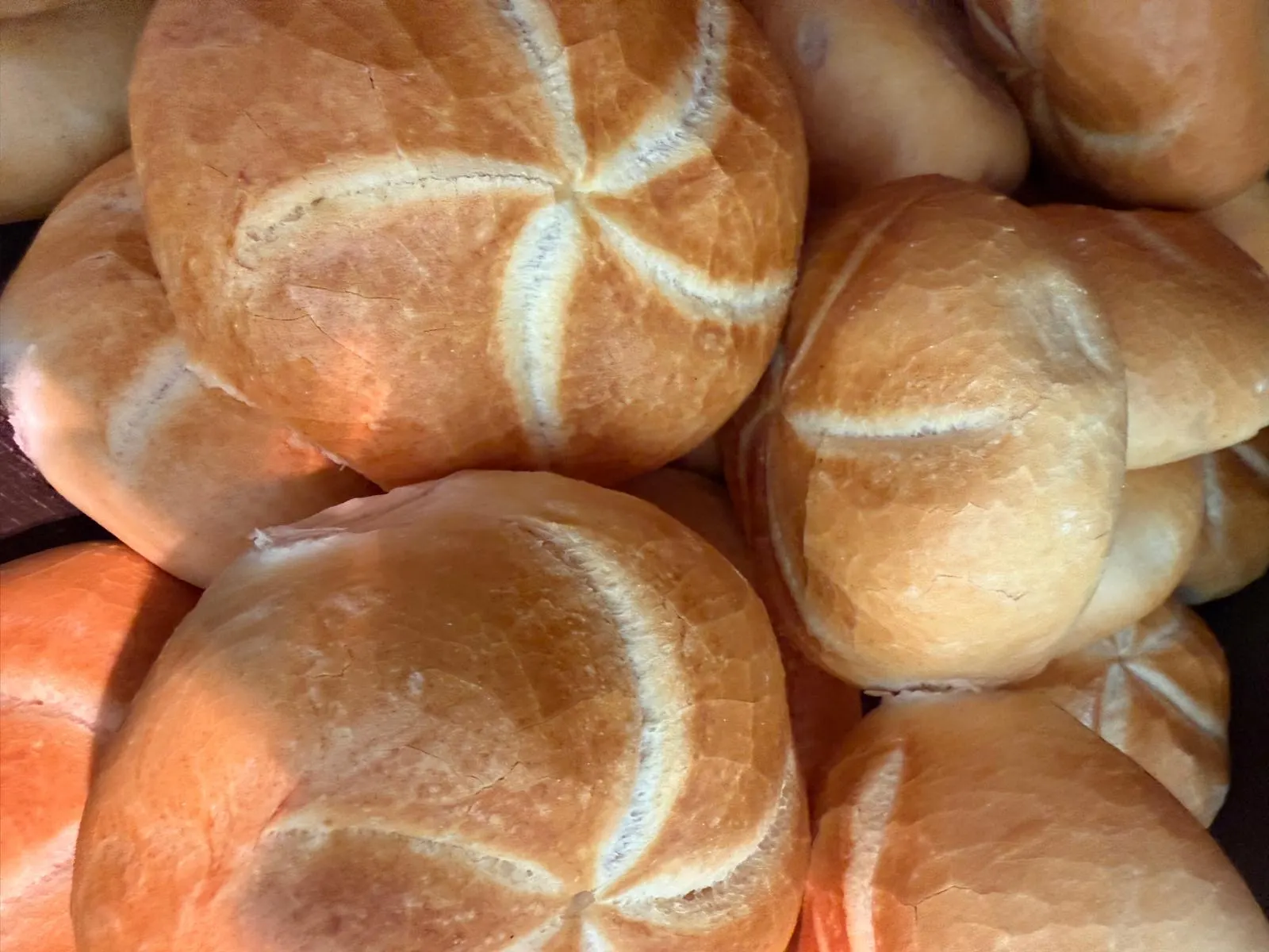 Frische Semmeln mit goldbrauner, knuspriger Kruste, dicht nebeneinander