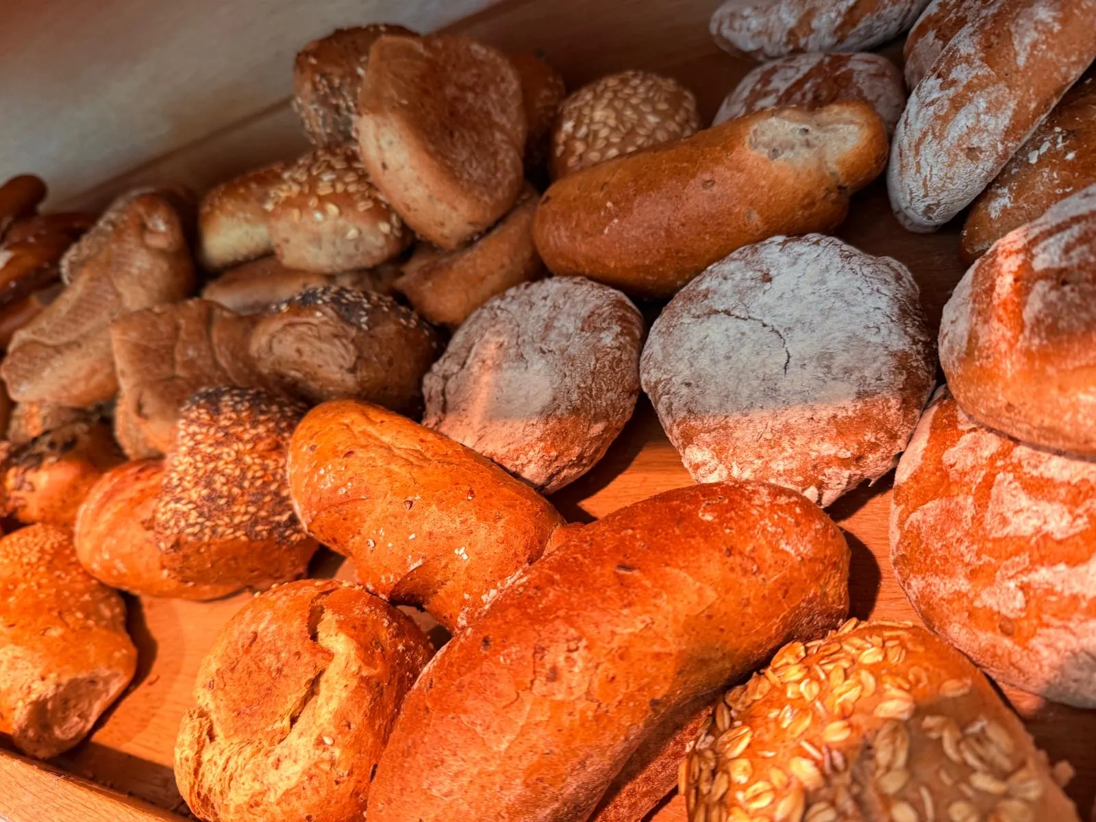 Frisches Brot und Brötchen im Holzregal