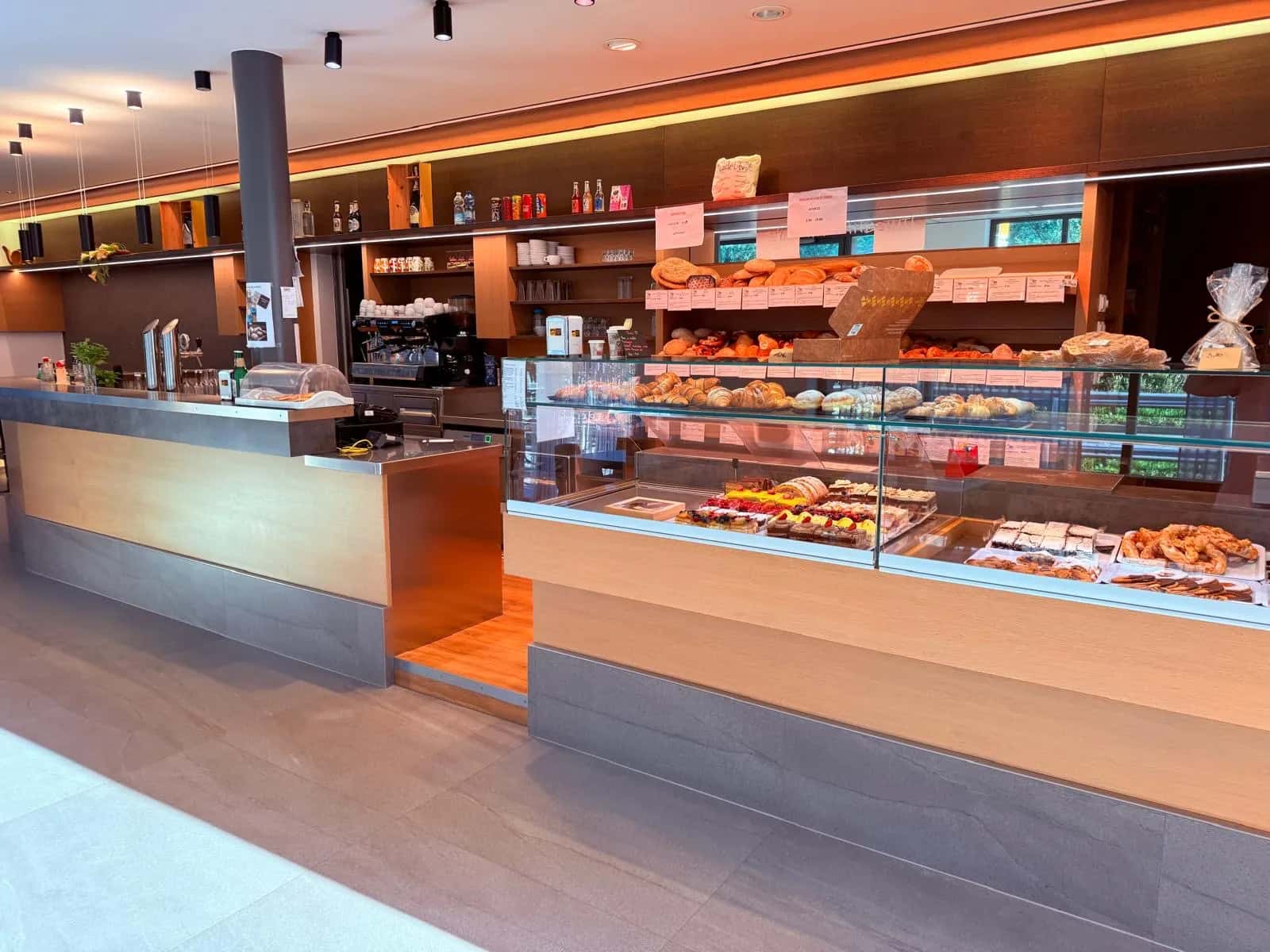 Die Theke im Café mit Kuchenvitrine, Brotregal und Kaffeemaschine