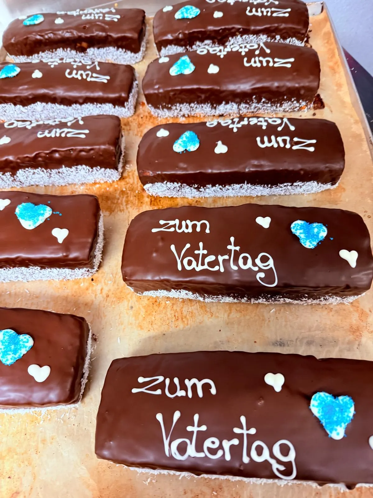Schokoschnitten mit Kokosrand und der Aufschrift „Zum Vatertag“
