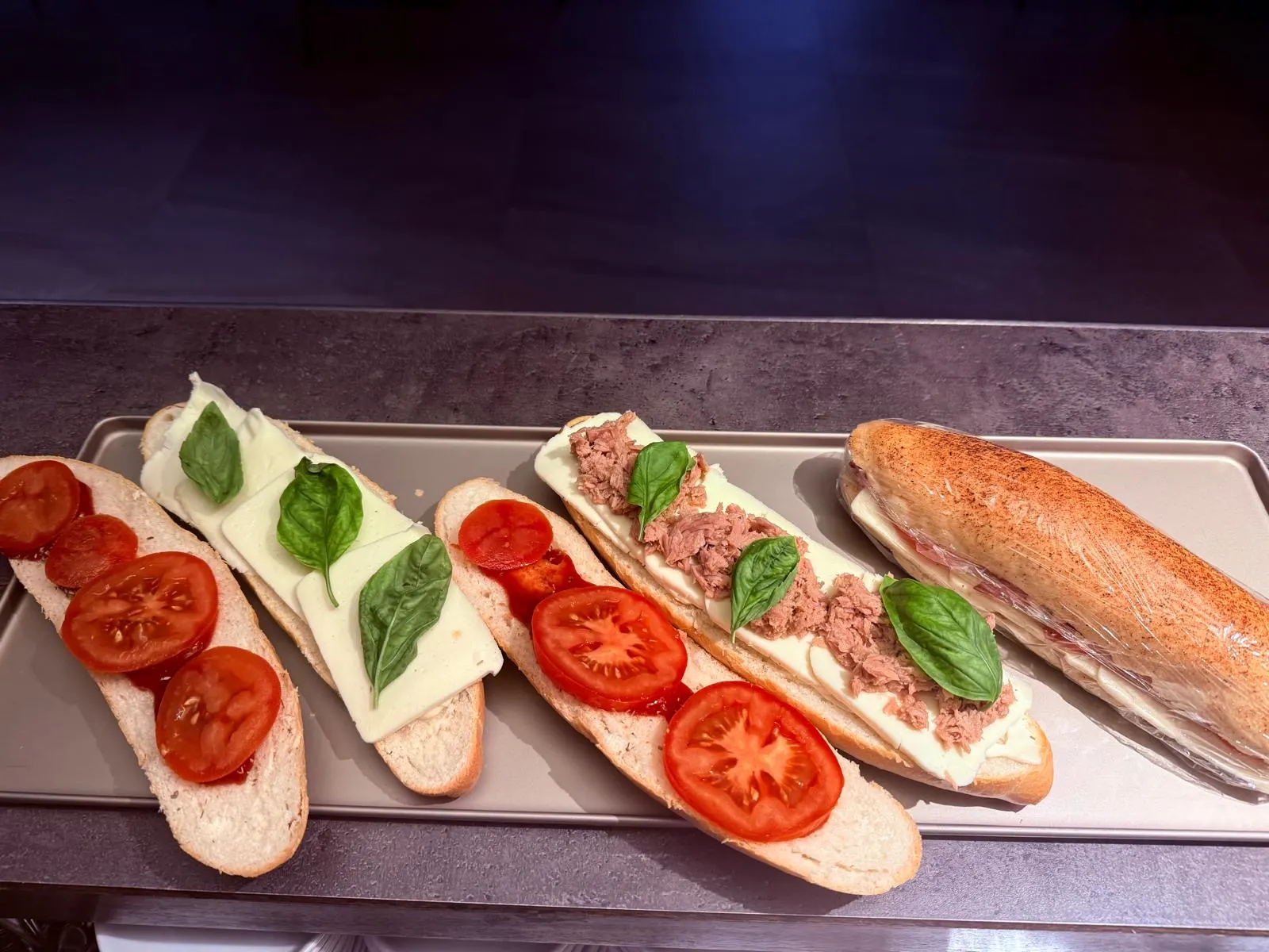 Belegte Panini mit Tomaten, Mozzarella, Basilikum und Thunfisch
