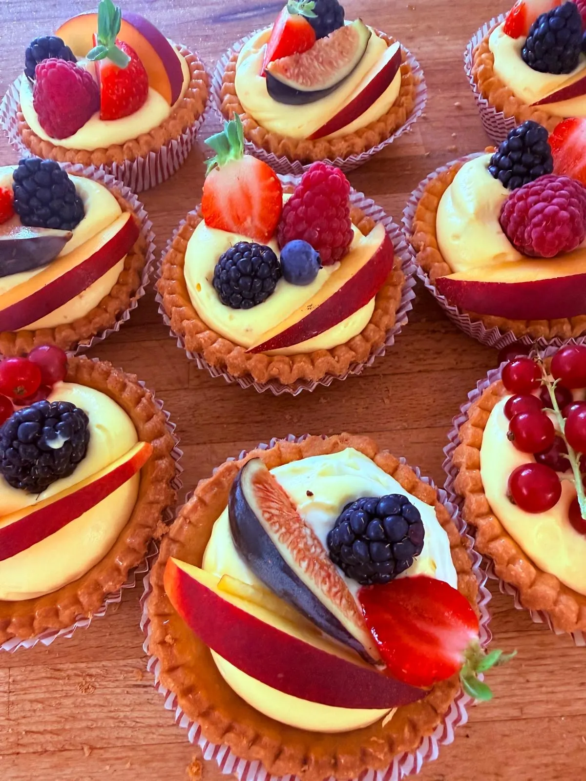 Mürbteig-Törtchen mit Vanillecreme, Pfirsich, Feige und Beeren